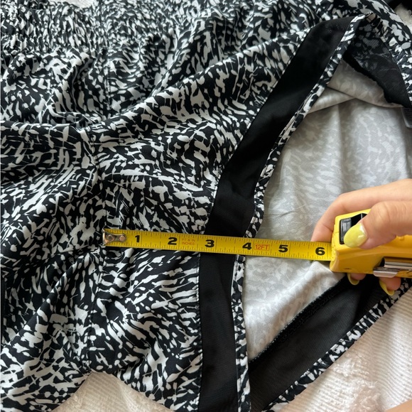 Athleta Mesh Racer Run Mid Rise Short - Picture 3 of 3